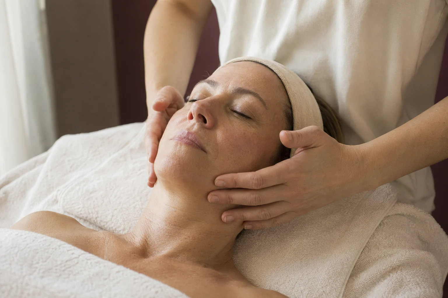 Sanfte Gesichtsmassage mit natürlichen Haut- und Handdetails