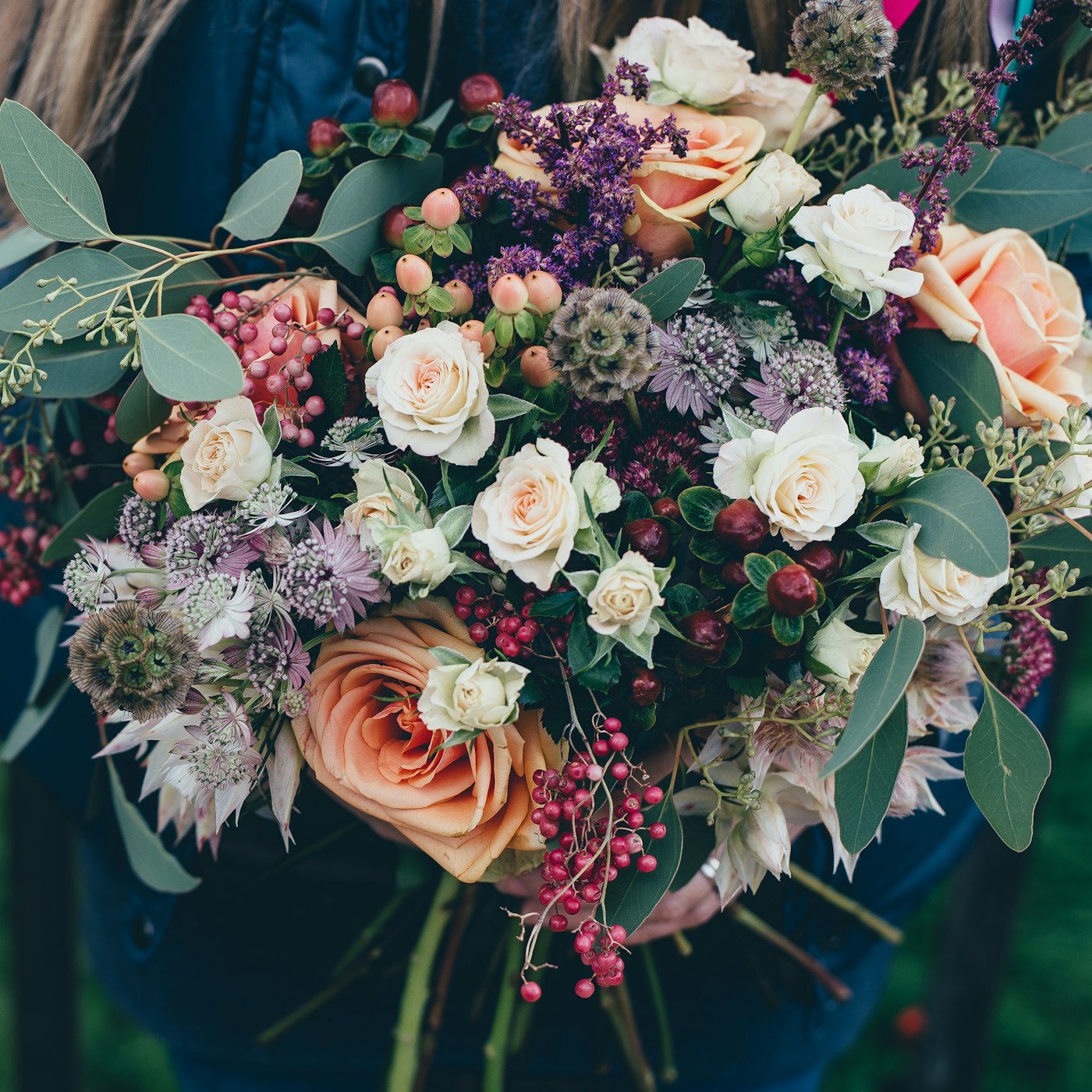 Blumenstrauß mit Rosen und Eukalyptus, wie er im Behandlungsraum steht