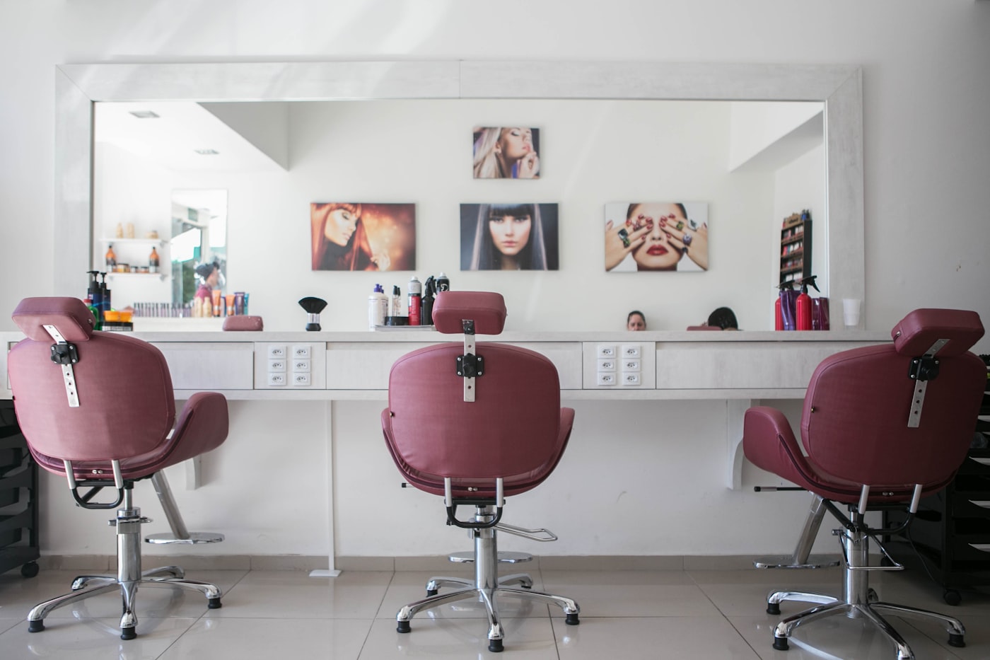 Die Spiegelzeile des Salons mit Lederstühlen